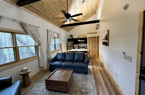 Carbondale Cabin | Cozy Rustic Cabin with Hot-Tub Ideal for a Couples Retreat in Illinois