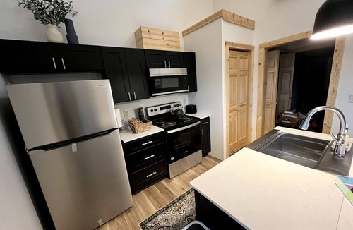 Carbondale Cabin | Cozy Rustic Cabin with Hot-Tub Ideal for a Couples Retreat in Illinois