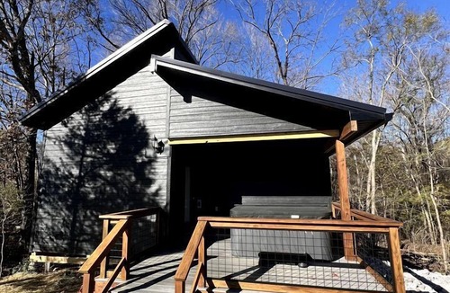 Carbondale Cabin | Cozy Rustic Cabin with Hot-Tub Ideal for a Couples Retreat in Illinois