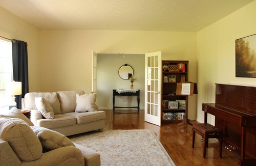 Mount Vernon House | Cozy Scenic 1-Acre Escape w/Beautiful Porch Views