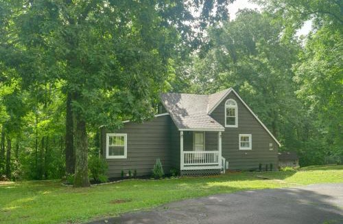 Tullahoma House | Cozy Tennessee Cabin w/Deck, Grill & Fire Pit!