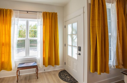 Clarksville House | Cozy townhouse close to downtown, F&M Arena, APSU! Sleeps 8!