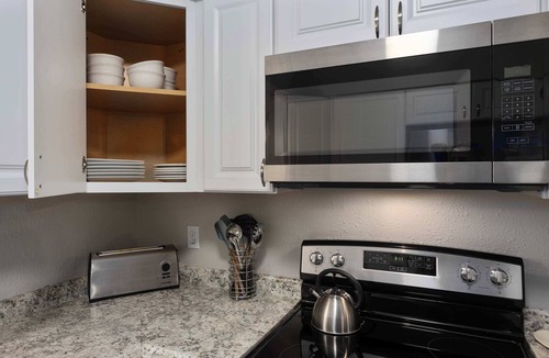 Blue Springs House | Cozy Townhouse Sleeps 9 Firepit 3 King Beds