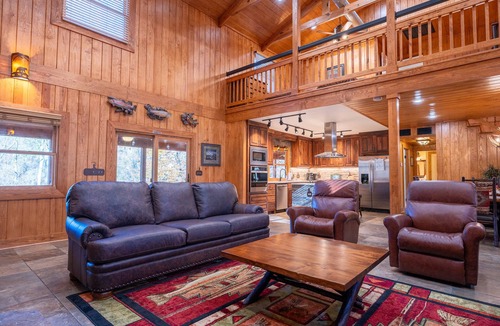 Wilburn Cabin | Cozy, upscale cabin with best view and fishing on the river!