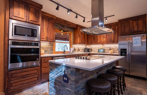 Wilburn Cabin | Cozy, upscale cabin with best view and fishing on the river!