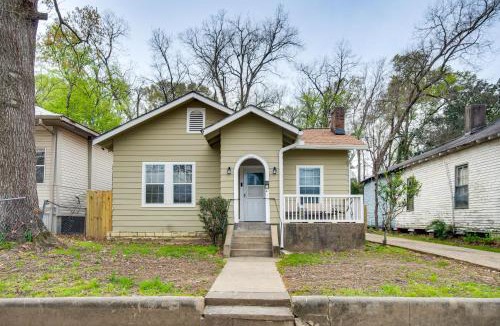 Vicksburg House | Cozy Vicksburg Home w/Patio ~ 1 Mi to Riverfront!