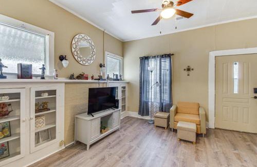Vicksburg House | Cozy Vicksburg Home w/Patio ~ 1 Mi to Riverfront!
