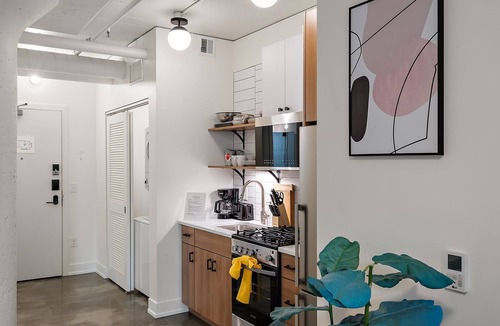 Warehouse District Apartment | CozySuites NLG - Modern studio condo #18