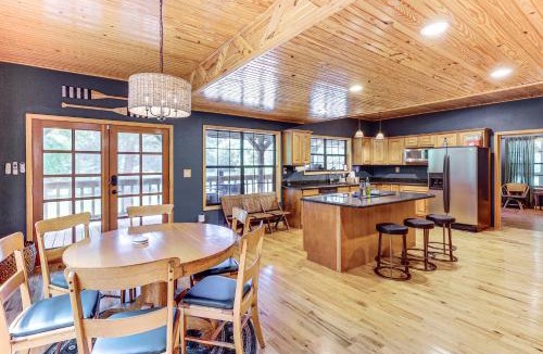 Royal House | Creek Access, Games Family-Friendly Royal Retreat