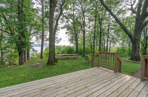 Seymour House | Creekside Cottage! Lake Altoona Getaway