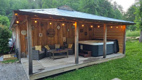 Aquone House | Creekside Cottage - Your Perfect Mountain Getaway!