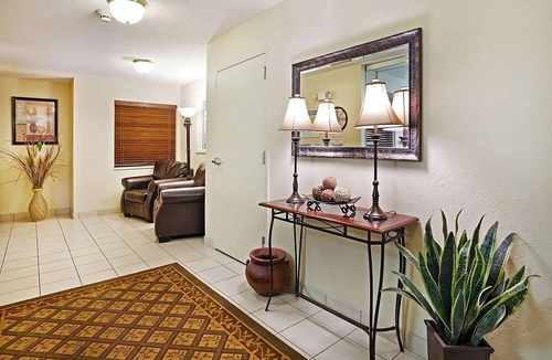 Ashley Oaks Hotel | Crescent Bend House & Gardens Tour! Pets Allowed! FREE Parking & Laundry!