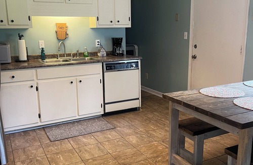 Martin House | Cute 3 bedroom 1 bath on quiet street in Martin,Tn .pet friendly and sleeps 8