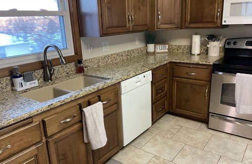 Dubuque House | Cute & Cozy 4 Bedroom 2 Bath Ranch House EXCELLENT SAFE located in center of DBQ