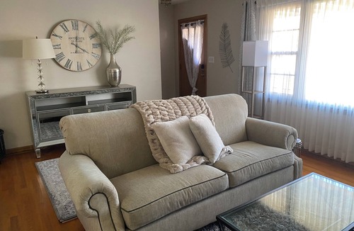 Dubuque House | Cute & Cozy 4 Bedroom 2 Bath Ranch House EXCELLENT SAFE located in center of DBQ