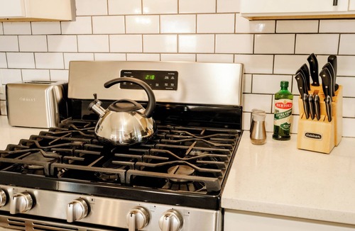 Dallas House | Dallas Retreat Near White Rock|3BR| Nell Haven Homes. 35 mins from World Cup games!
