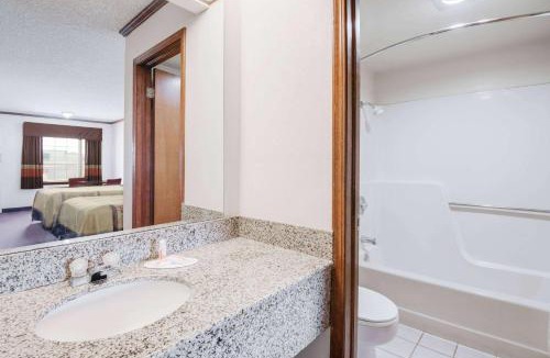 Monett Hotel | Days Inn by Wyndham Monett