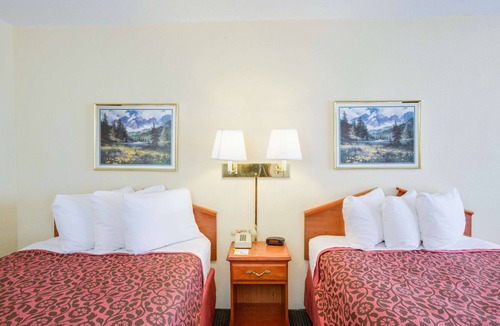 Newport Hotel | Days Inn by Wyndham Newport