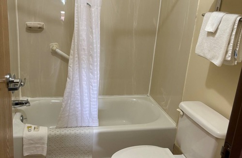 Wichita Hotel | Days Inn & Suites by Wyndham Wichita