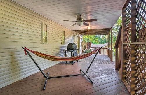Hot Springs Village Apartment | Deck with BBQ Hot Springs Village Apt!