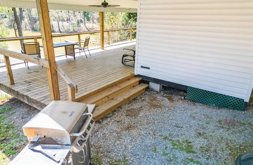 Eddyville Cabin | Deckside Haven 2 - Tiny living space with a queen and full size beds overlooking Lake Barkley.