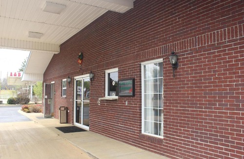 Adamsville Hotel | Deerfield Inn