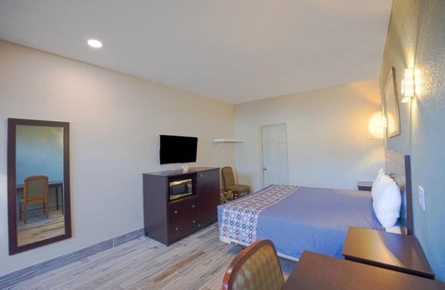 Le Barons Of Titusville Hotel | Delight In Family Room Close To Singleton Courts And Free Parking