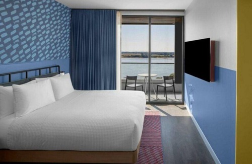 Downtown Memphis Hotel | Delightful hotel suites in Memphis with fitness room and AC