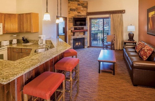 Lake Delton Cabin | Dells Condo 1BR Suite FREE 9 Waterparks INSIDE