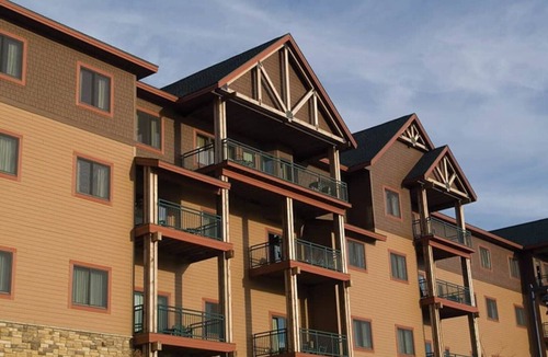 Lake Delton Cabin | Dells Condo 1BR Suite FREE 9 Waterparks INSIDE