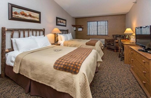 Onalaska Hotel | Deluxe 2 Queen Room | Pool Access & Free Parking | 5mi to Onalaska Omni Center