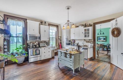 Glasgow Hotel | ​Dickinson Room at Main Street Bed & Breakfast