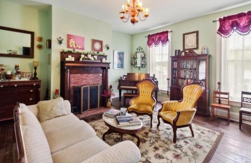 Glasgow Hotel | ​Dickinson Room at Main Street Bed & Breakfast