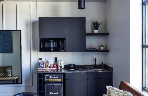 East Nashville Hotel | Discover East Nashville! Trendy Room Near Local Eateries, Hotspots & Airport