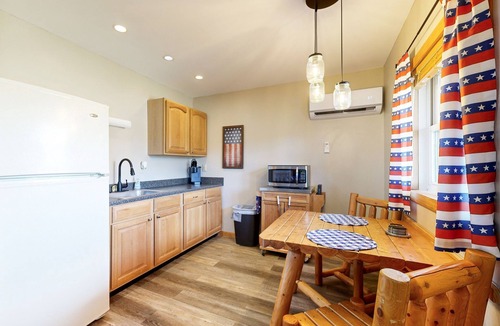 Murphysboro Cabin | Dog-friendly, lakefront cabins with firepit, porches & pond - great for groups