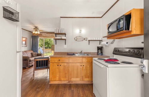 Jenkins Cabin | Dogwood Cabin - Lakefront on Table Rock Lake