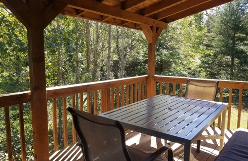 Eureka Springs Historic District Cabin | Dogwood Lodge- A beautiful three bedroom, two bath log cabin with Hot Tub! Hiking Trail & Cave on property!