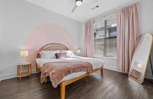 Sobro Apartment | Dolly's Downtown Getaway - Steps to Broadway