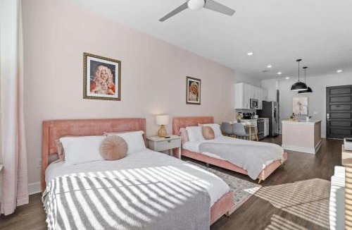 Sobro Apartment | Dolly's Downtown Getaway - Steps to Broadway