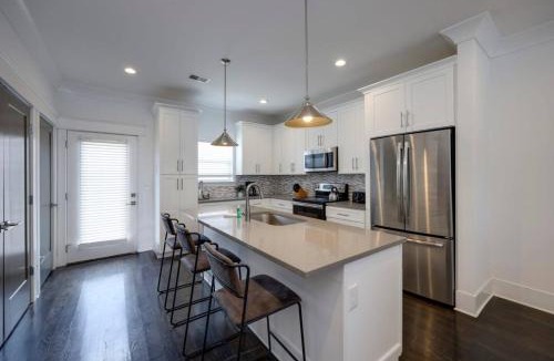 Charlotte Park House | Double Townhomes Elegant Design Big Groups