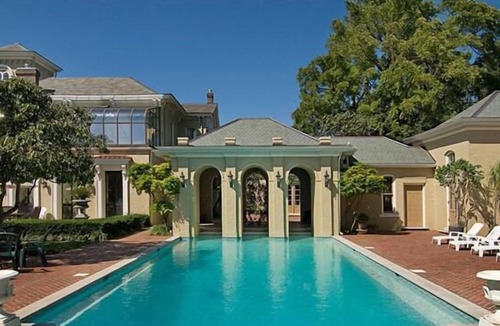 Historic Edgefield House | Downtown Historic Mansion: Pool, Park, Ponds and much more!