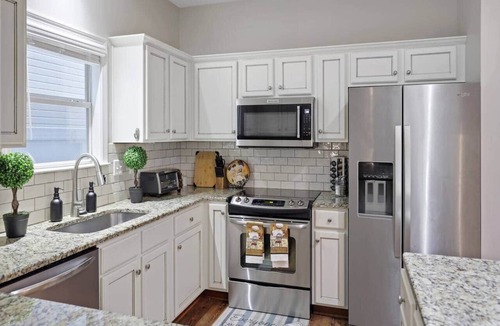 Memphis House | Downtown Memphis 3BR/2BA, Pool Table, BBQ, Fenced Yard, Pet-Friendly