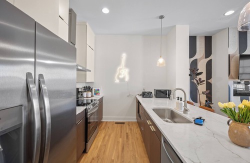 Haynes Area House | Downtown Views Rooftop Hot Tub Sleeps 18 - Holiday Home