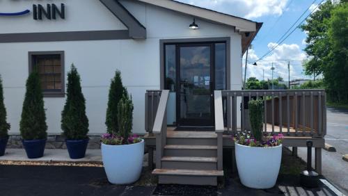 Hendersonville Hotel | Drakes Creek Inn