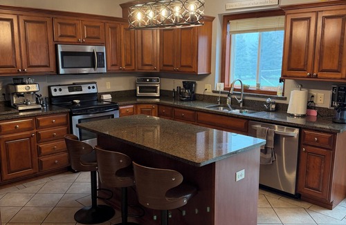 Neenah House | EAA Oshkosh Luxury Retreat: Hot Tub w/TV, Sauna, Gym & Spa Suite w/TV