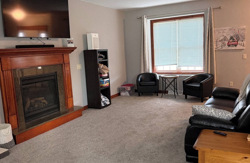 Neenah House | EAA Oshkosh Luxury Retreat: Hot Tub w/TV, Sauna, Gym & Spa Suite w/TV