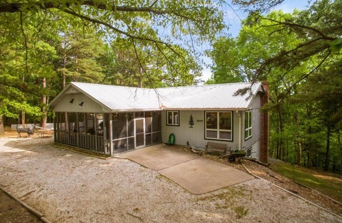 Rogers House | Eagles Landing - Cozy Cabin in the Woods - Walkable to Lake!