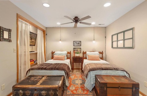 Rogers House | Eagles Landing - Cozy Cabin in the Woods - Walkable to Lake!
