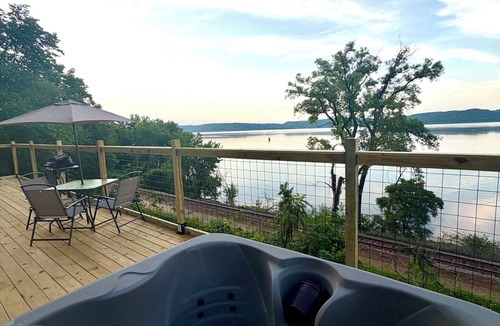 Lansing Cottage | Eagles View Cottage- w/hot tub