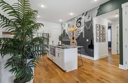 Inglewood Condo | East Nash Chic 13 min to Downtown in East Nash, Great for Groups!